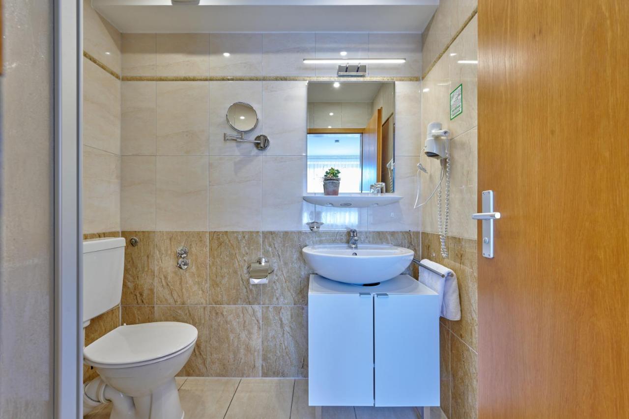 Hotel Restaurant Zum Goldenen Anker Mit Hallenbad & Wellnessbereich Windorf  Екстер'єр фото